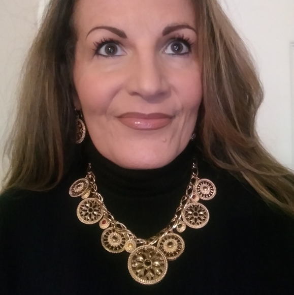 🆕ABSOLUTELY STUNNING GOLD NECKLACE & EARRINGS🆕 - Picture 2 of 9